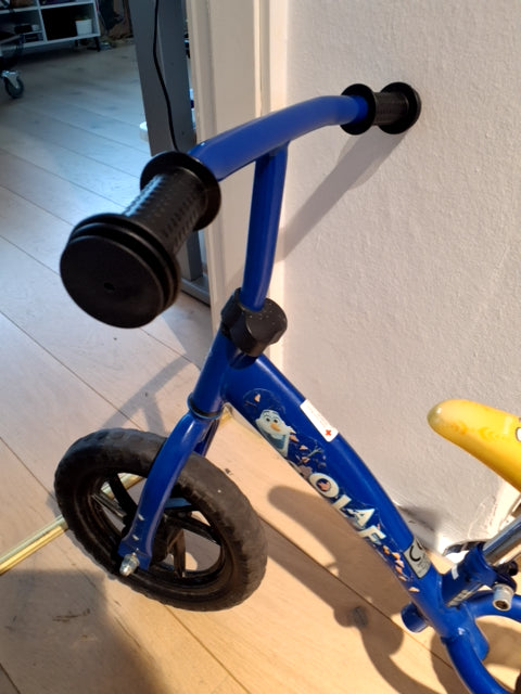 Blå løbecykel